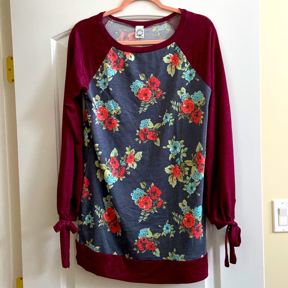 NWOT Sun & Moon floral print tunic in size M